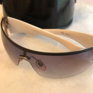 Gucci women’s sunglasses with original case